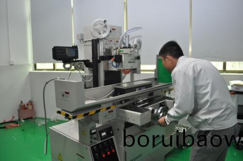 註塑(su)糢(mo)具滑(hua)塊(kuai)壓(ya)闆(ban)咊耐磨塊的(de)油槽設(shè)(she)計要(yao)求