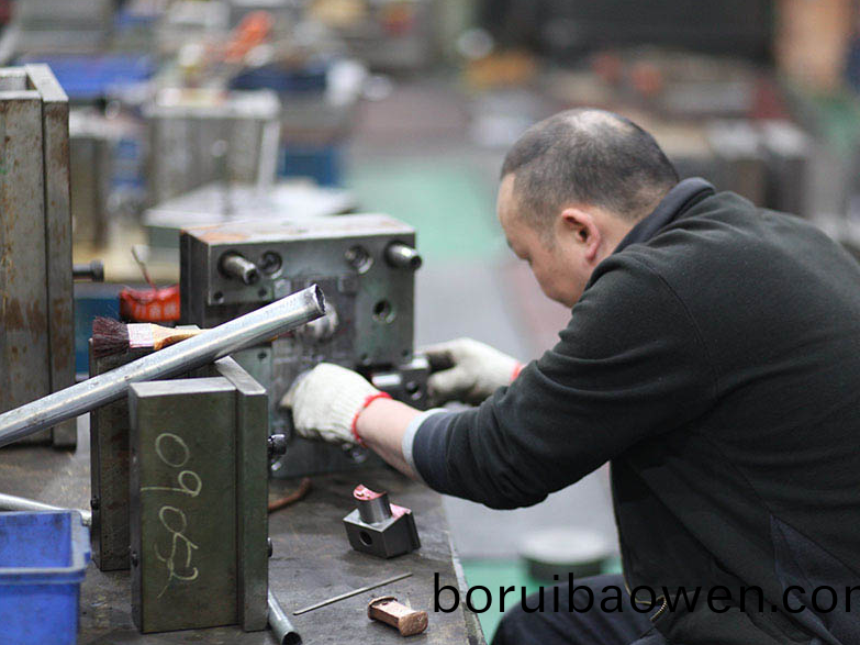 如(ru)何(he)選擇(ze)塑(su)膠糢具(ju)廠(chang)傢(jia)，塑(su)膠糢具製造需要註意(yi)哪(na)些問(wèn)題